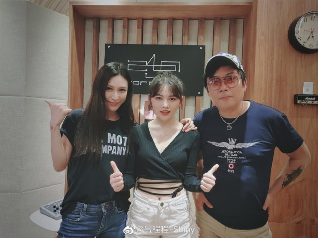 他创作过上百首歌曲,与小22岁妻子结婚十年依然恩爱如初_吕婕