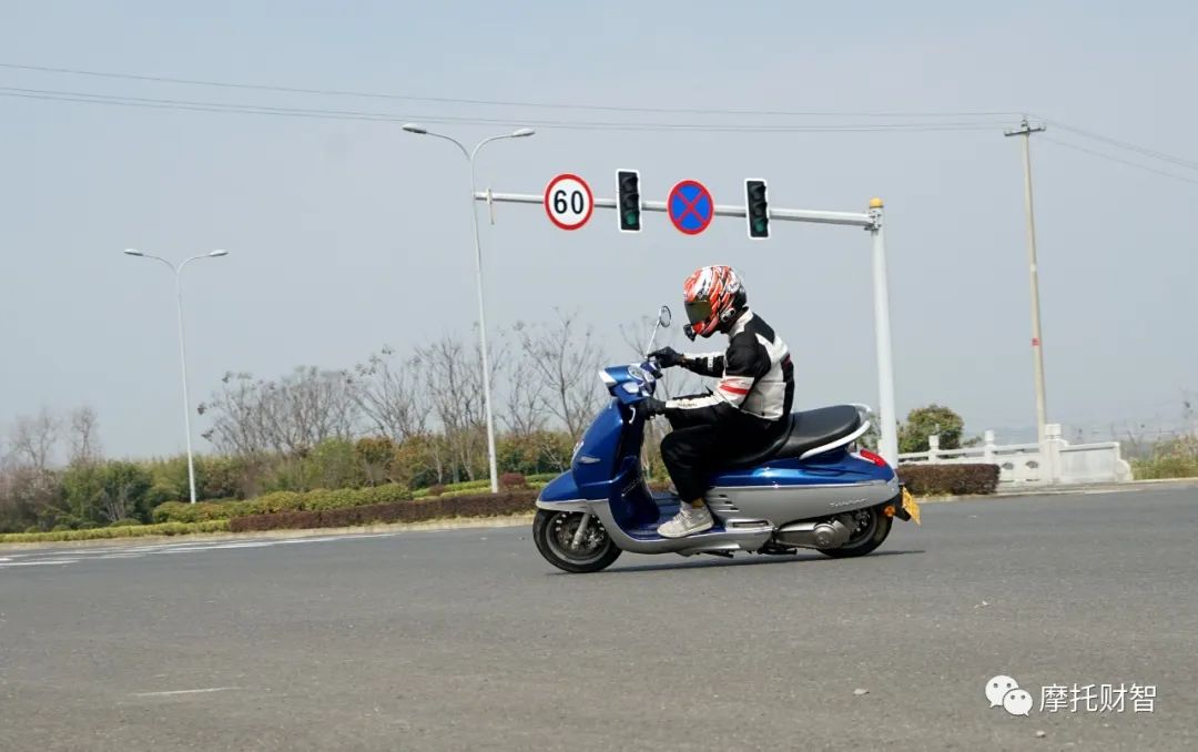 22800元标致水冷姜戈150i动态评测