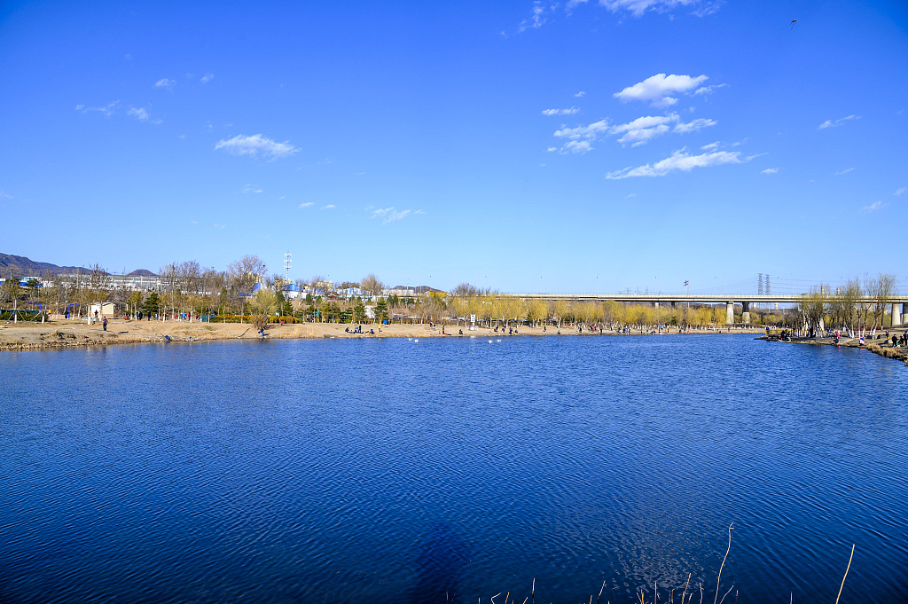 北京:门城湖碧水蓝天风光无限好