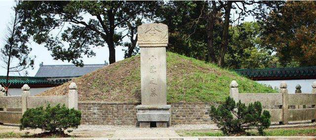 终生未嫁,为周瑜守墓13年,于公元223年归去,终年47岁,死后葬于周瑜墓
