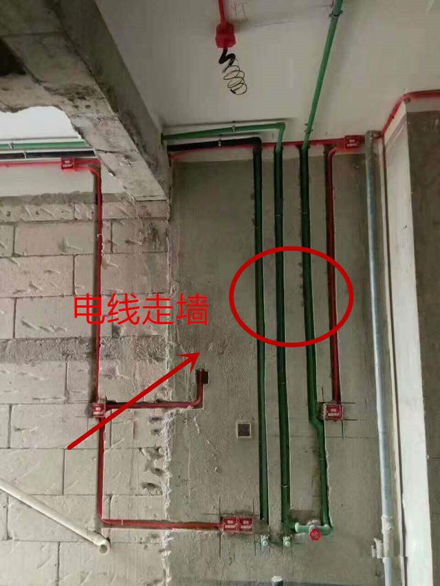 房子电线多走在墙壁,如果之后老化怎么办?师傅这样做好处理了!_装修