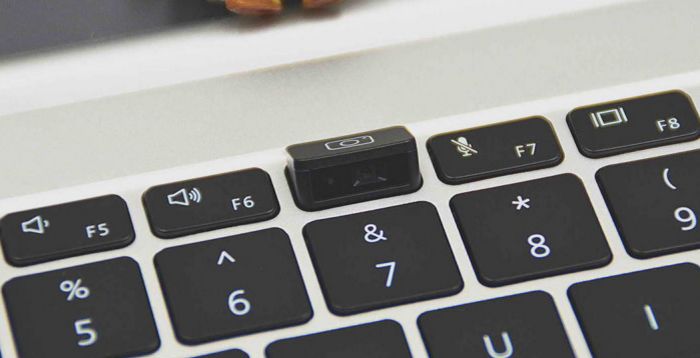 c面配置了标准的巧克力样式键盘 触控板输两大输入设备,键盘支持背光