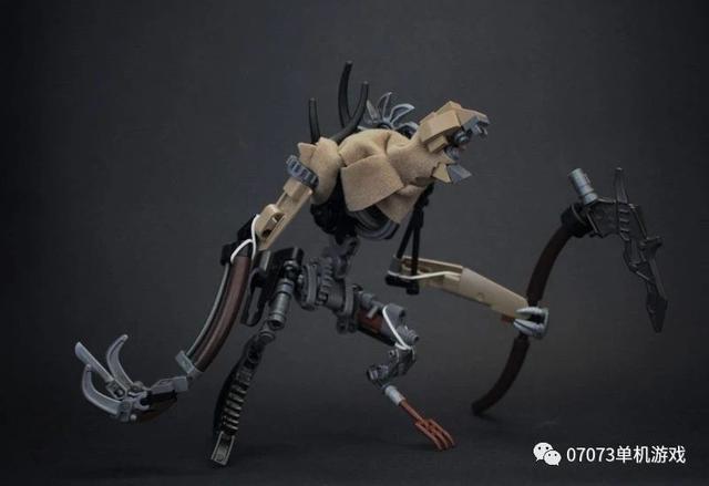 造型完整:一把巨大的金属镰刀,干草做的脚和机械外骨骼,几乎是完美的