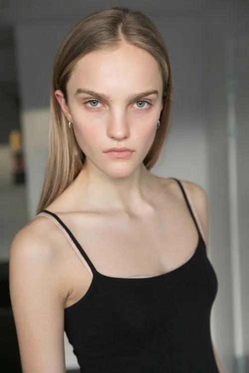 华依澜2020秋冬国际时装周国模榜首实至名归的秀霸