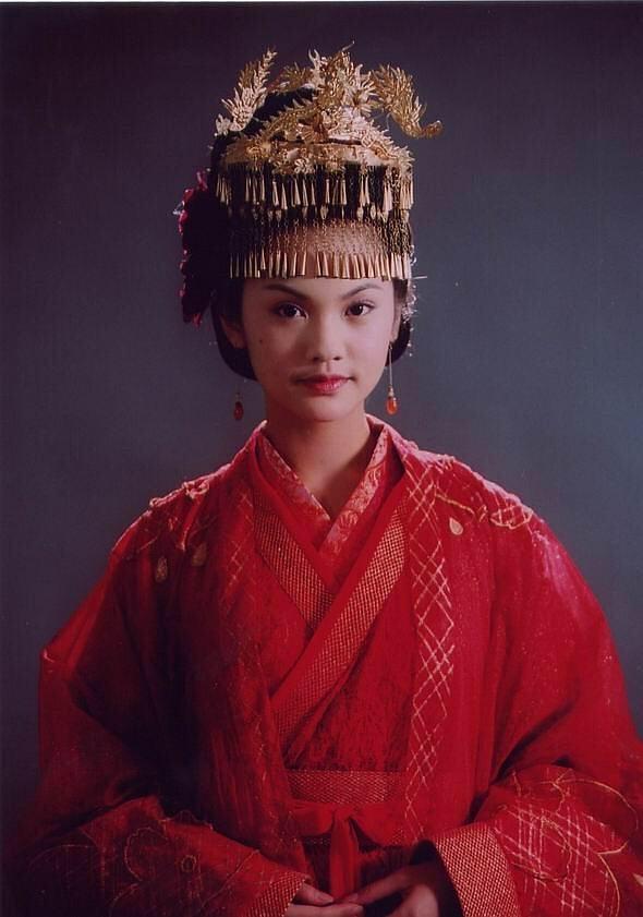 聊斋系列女主个个都是美人,杨幂眼睛还有灵气,蒋欣那时就很胖了