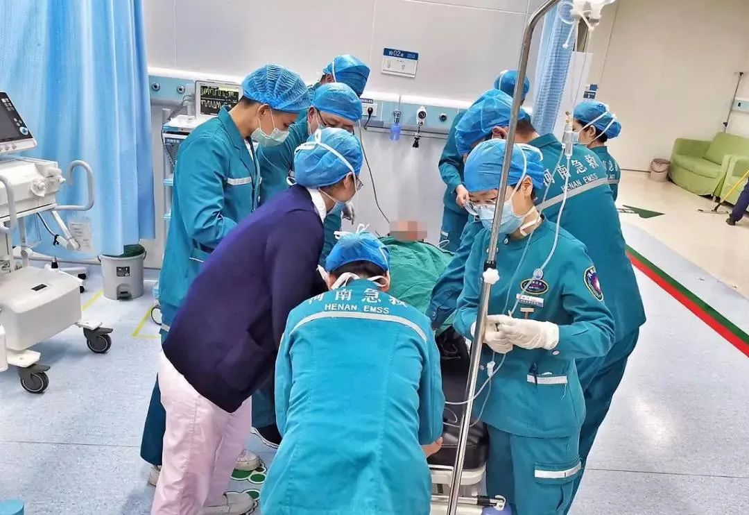 遭380伏高压电击右手拇指和食指烧焦工友这样救了他