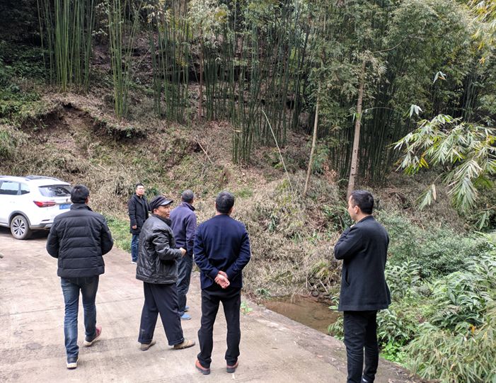 组干部寻找水源)(2020年2月,市生态环境局派驻花园村驻村第一书记冯波