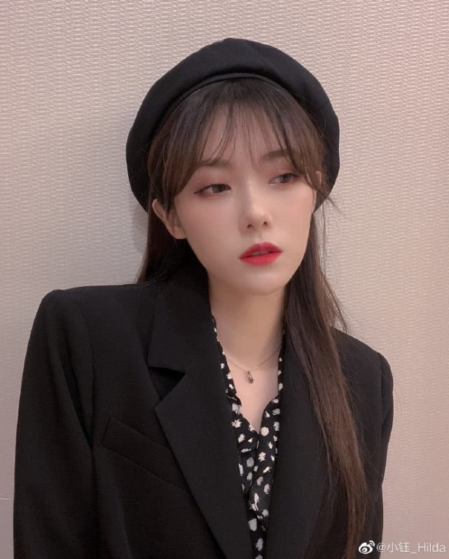 原创电竞女神小钰晒出西装照,化身鱼哥哥,这也太酷了!