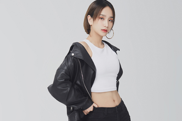 何美延并没有解释过这些事情,有网友表示何美延私闯导师蔡徐坤的房间