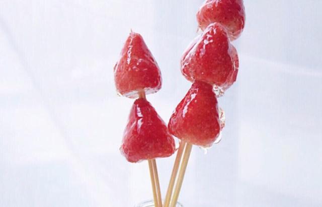 夜市摊上的冰糖葫芦这家竟然是用草莓做的我从来没吃过