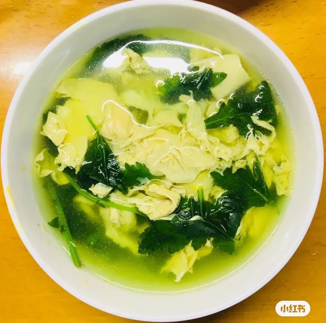 树树爱吃细面条菊叶蛋汤是代表着南京味道的一道家常汤品,菊科植物特
