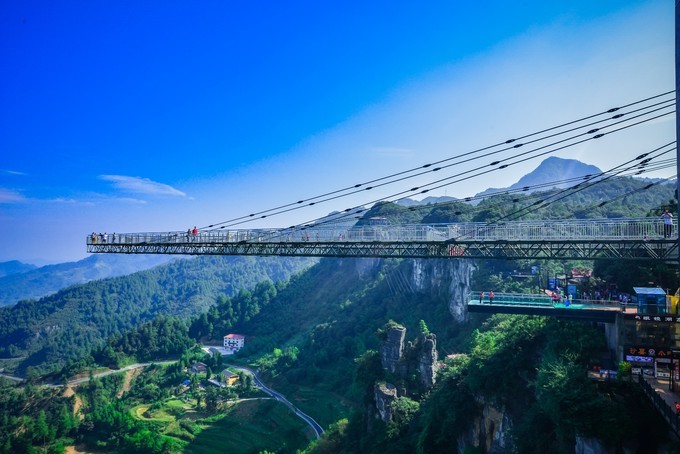 重庆网红打卡地数十种刺激项目世界最长玻璃悬廊就问你怕不怕