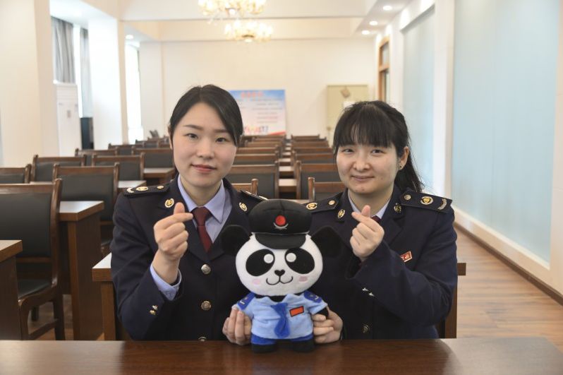 巾帼微笑点亮税徽战疫