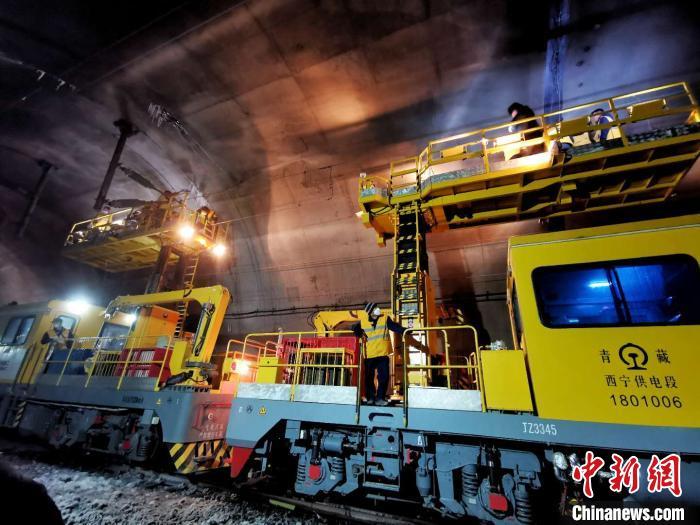 青海锡铁山隧道除冰人连夜除冰保供电