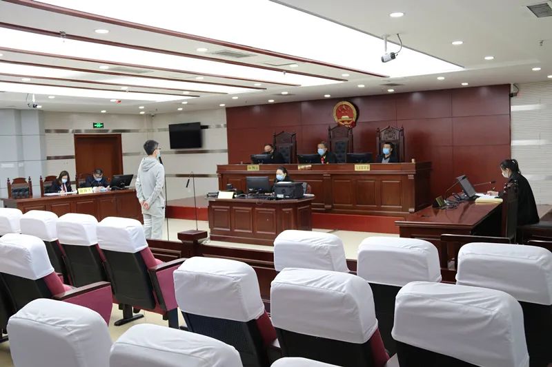 3月16 日上午,灵石县人民法院依法开庭审理被告人乔某某假借代购口罩