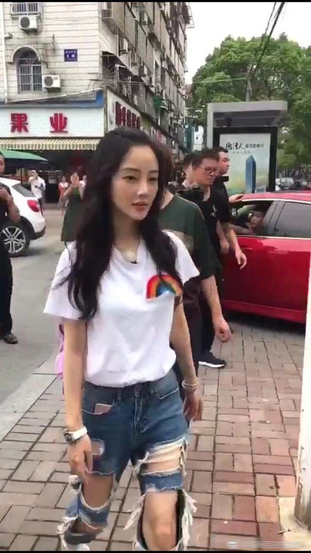 李小璐拍戲被網友偶遇說少女感很強顏值高,可她褲子爛的那叫涼快