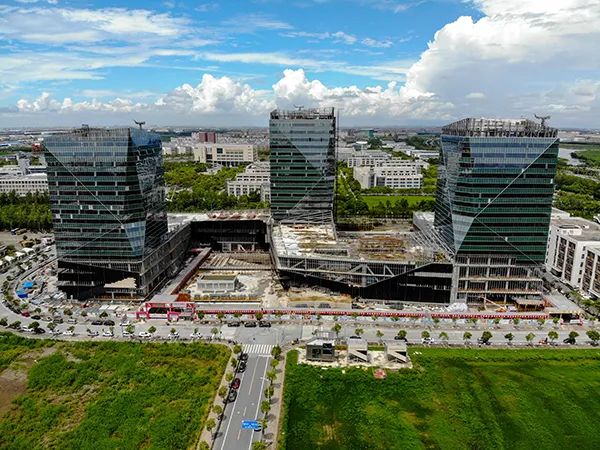 东方卫视报道近日,临港科技城首发项目——创新晶体完成外立面安装