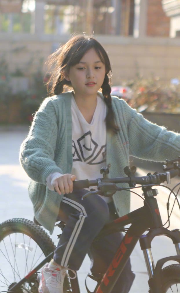 她因颜值太高被禁止整容,今10岁脚踩死亡芭比粉鞋,能有电线腿_刘楚恬