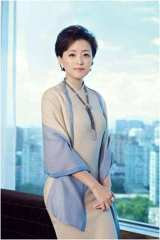 央视主持人也变网红脸51岁杨澜近照惨遭质疑脸部变形认不出