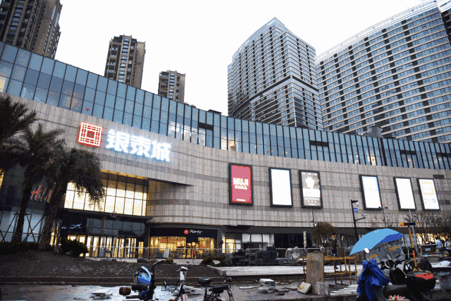 元宵节当天,银泰城的柜姐们纷纷变身"李佳琪",在淘宝直播间吆喝带货.