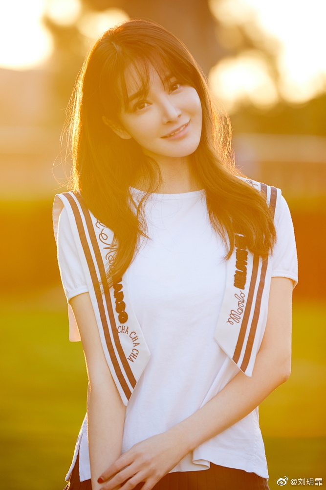 照片中,刘玥霏身穿粉色露肩连衣裙,长发微卷,她还