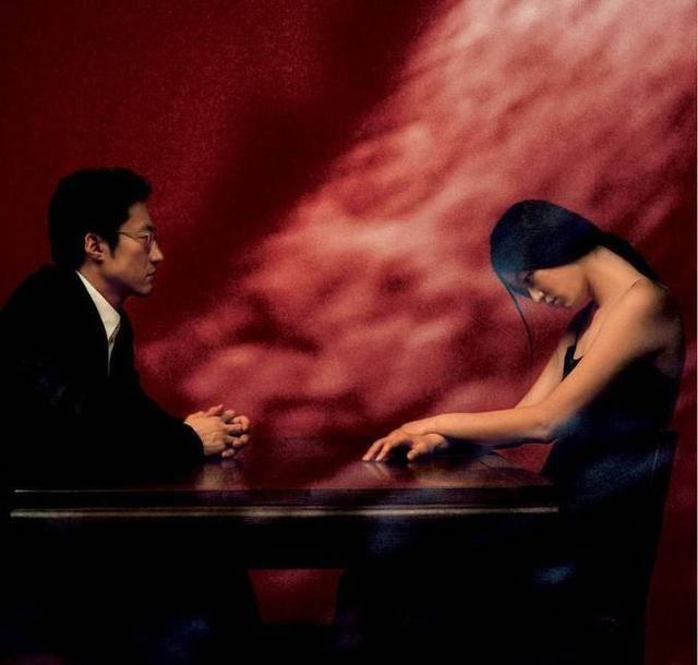 韩国电影四人餐桌中的鬼魂隐喻