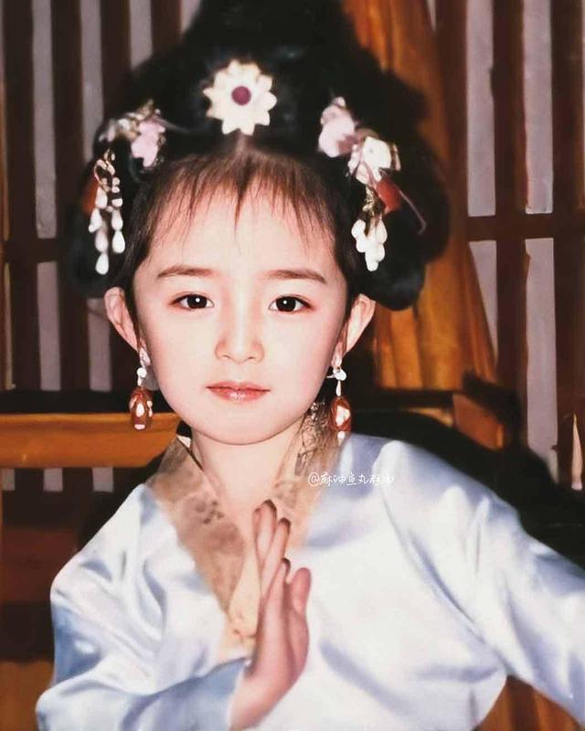 杨幂小时候的高清照鼻梁优越眉眼是真绝倒立洗头也太调皮了吧