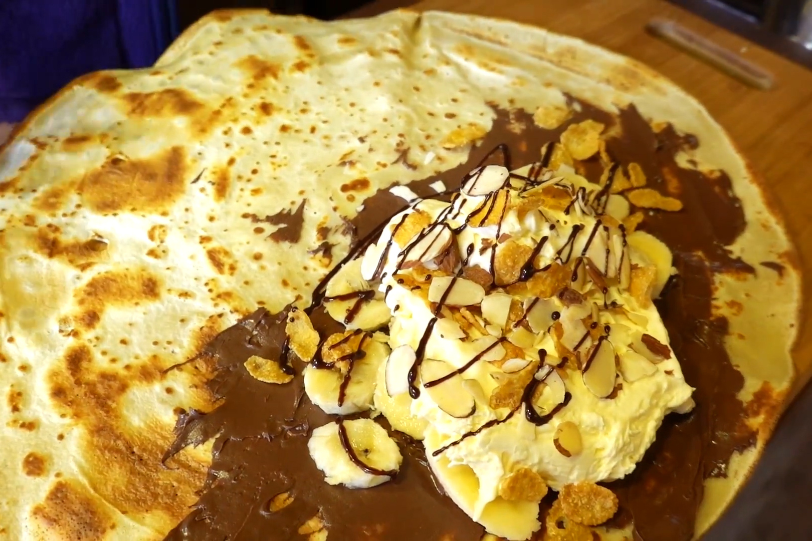 韩国街头小吃脆皮酸奶奶油可丽饼真的是好美味啊