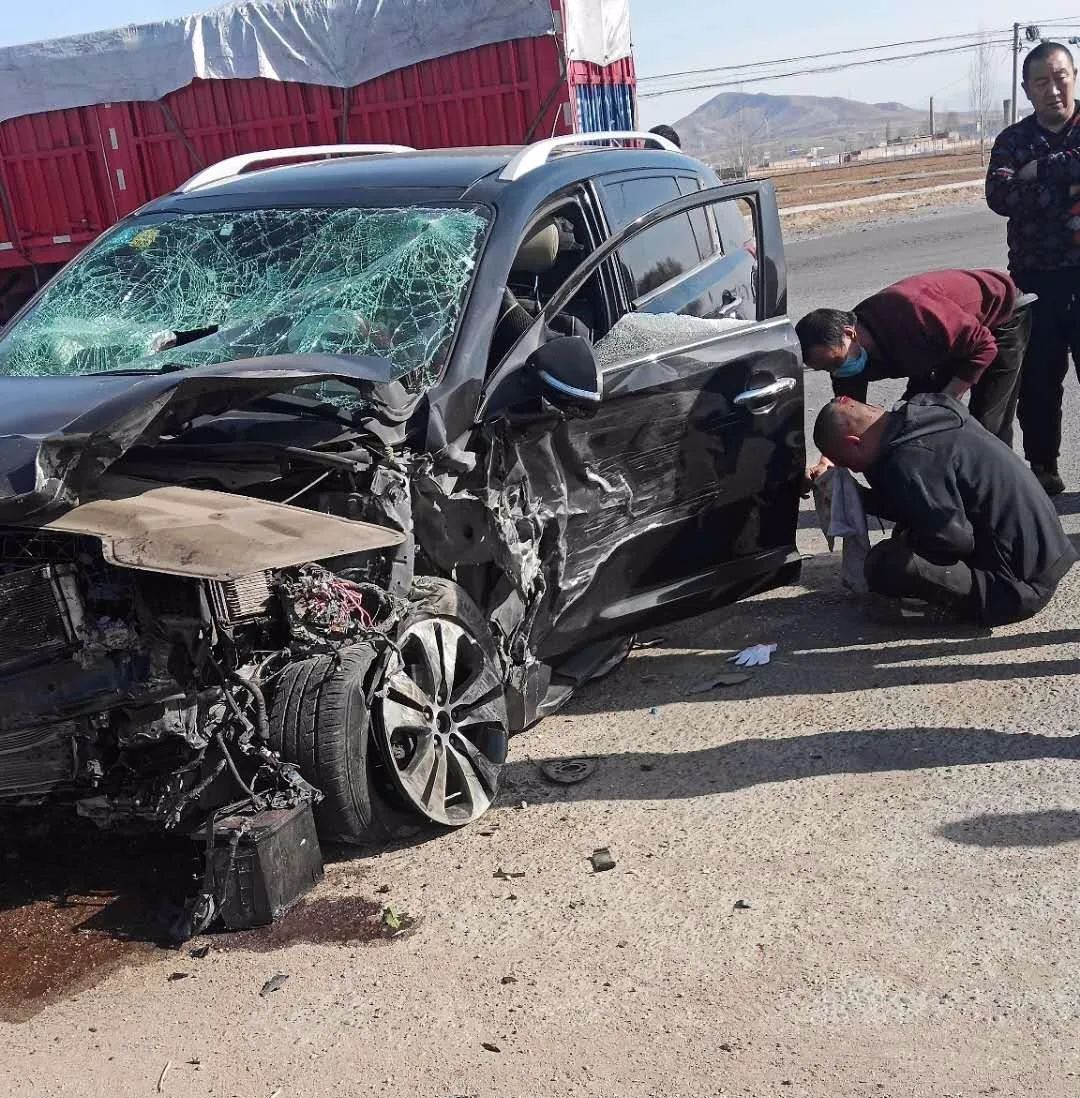 忻州这里发生一起严重交通事故司机被卡
