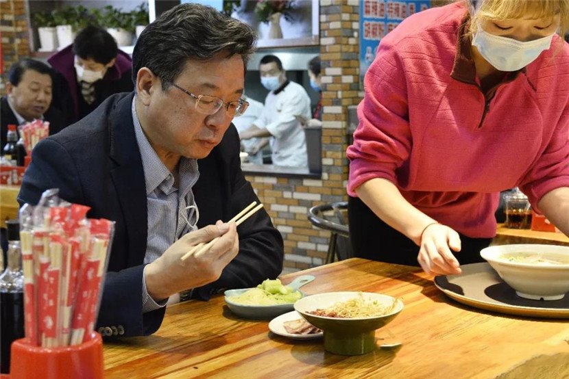 吉林省商务厅厅长到盛记牛肉面带头堂食
