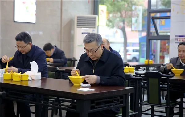 市长"打卡"宜城特色美食!_陈冰冰