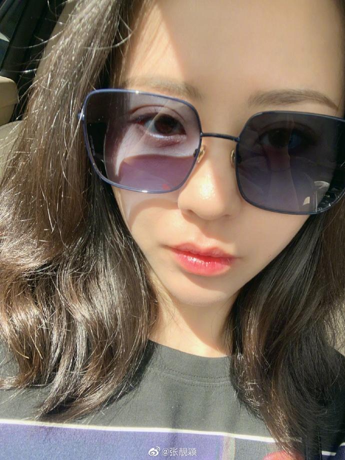 张靓颖营业自拍求积分戴墨镜涂粉唇皮肤白皙状态好