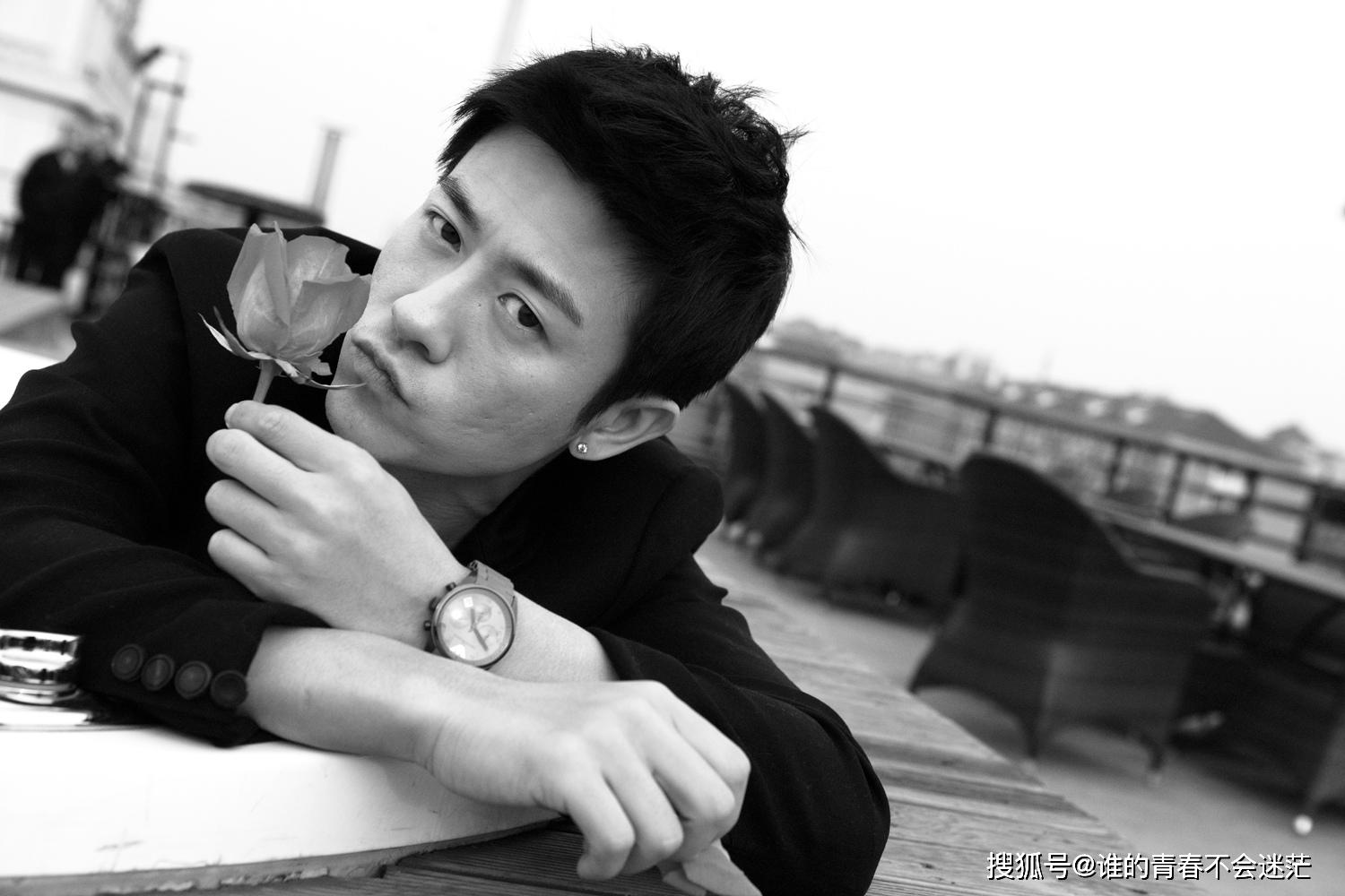 亲妈干妈都是导演出道17年不问不过改名后跟着张嘉译迅速走红