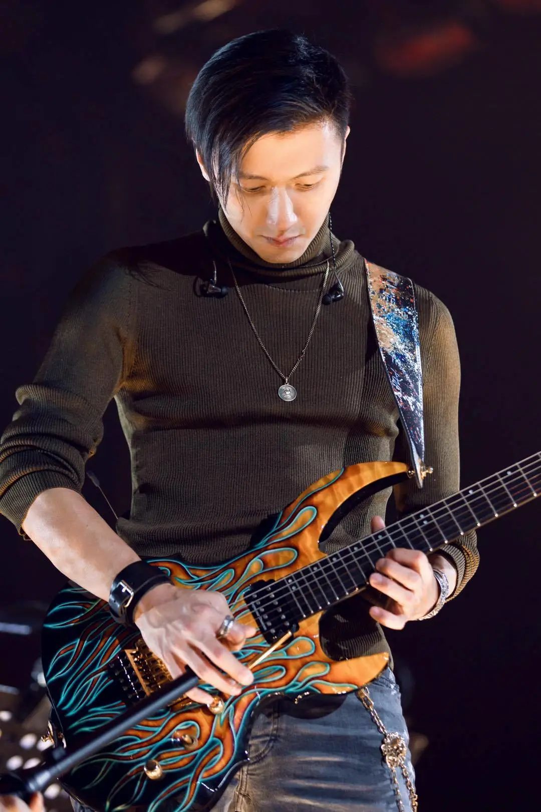 看谢总裁用摇滚"炸"翻舞台:「我说了算」!_谢霆锋