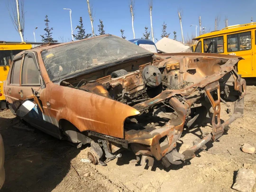 胆真大!包头一司机驾驶非法拼装出租车上路