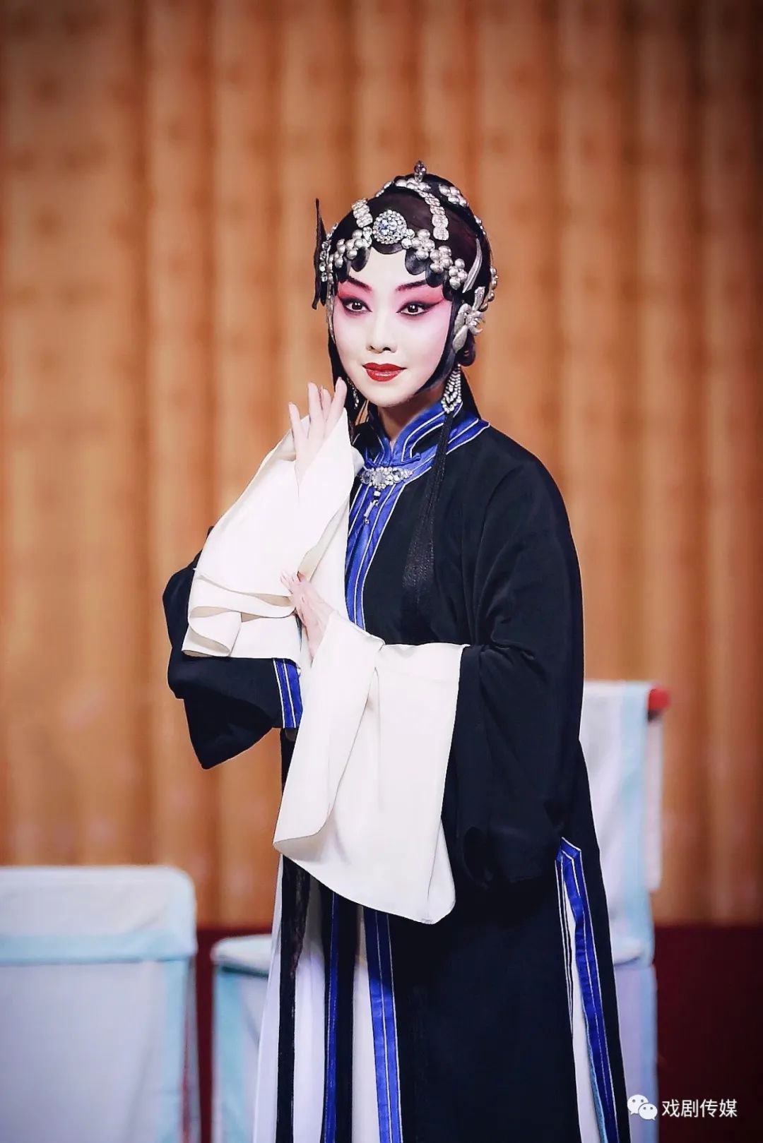 父亲是山东省京剧院国家一级演员,工老生行当,她也是受父亲的影响和耳