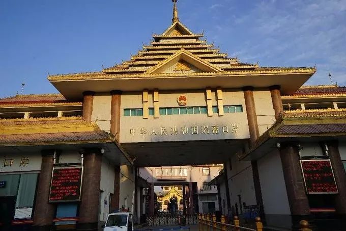 去云南别只知道大理丽江,这座小城一步可跨两个国家!