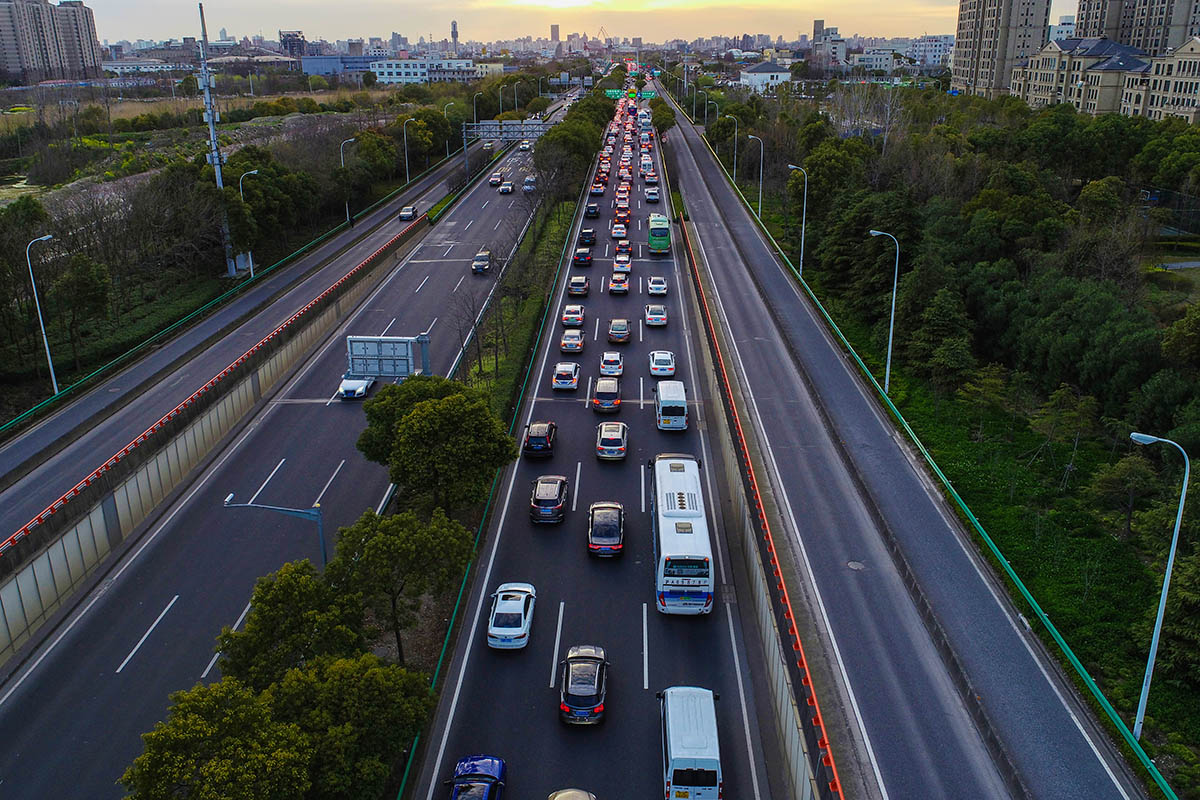 熟悉的城市回来了 直击上海通勤高峰