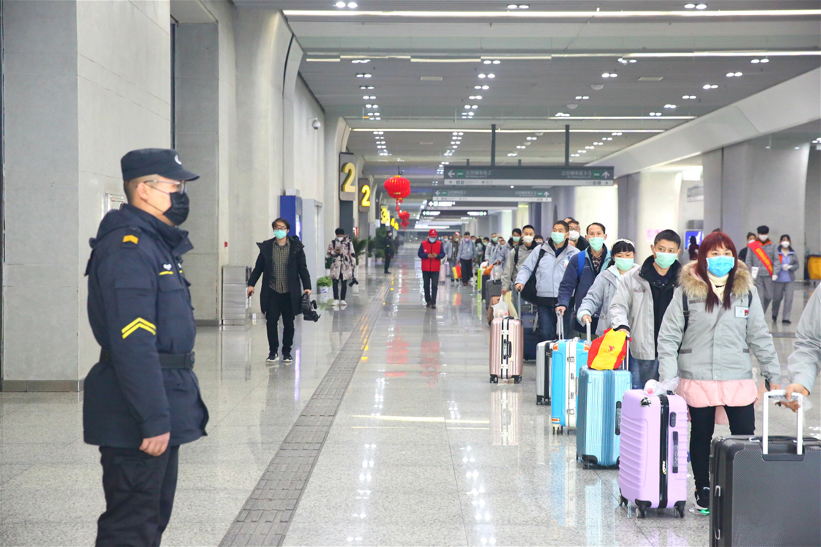 首列务工专列接站引导服务