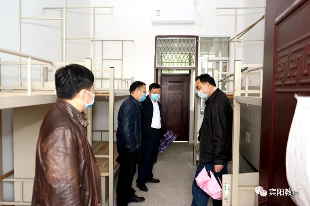 会后,与会人员一道参观了宾阳中学食堂,宿舍,教室等区域