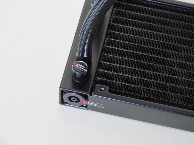 全身黑色,浓浓的工业风格,让人想到了汽车冷凝器,散热效果自然是棒棒