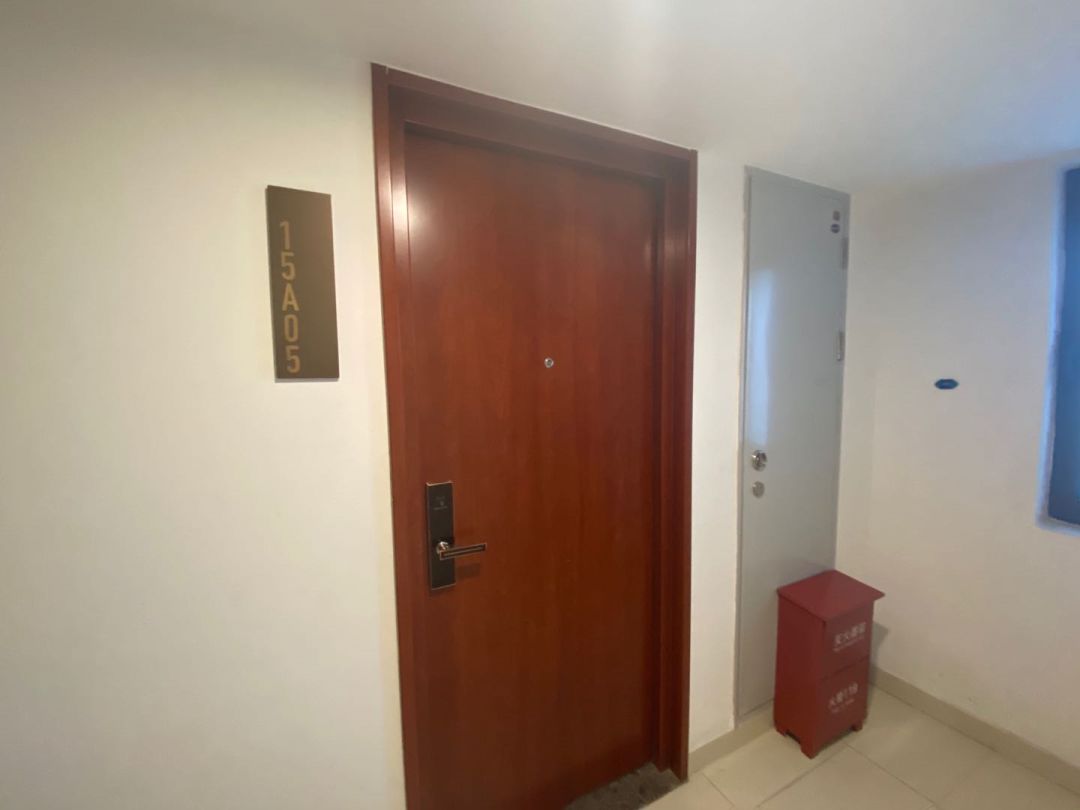 当晚两人便办理了入住手续,iot·雨柔智能酒店的一间大床房,位于