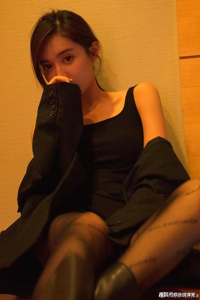而看了的网友纷纷在下面留言:来自美娜的丝袜诱惑,太美了,这组照片