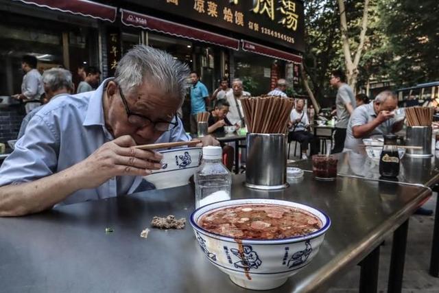 几天不喝汤浑身不自在洛阳的汤馆和喝汤的人们