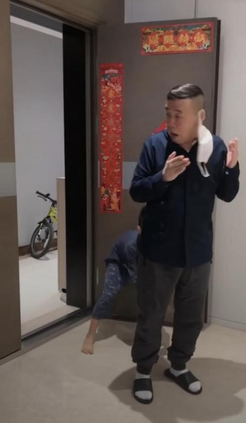 原创潘长江看外孙,进门被外孙拿酒精全身消毒,潘长江表情很搞笑