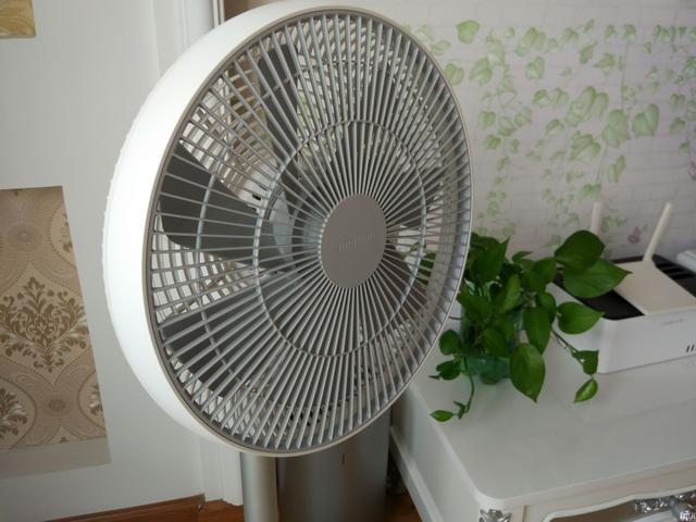 空调吹出来的风为什么会比电风扇吹的凉?两种工具,区别在哪里?