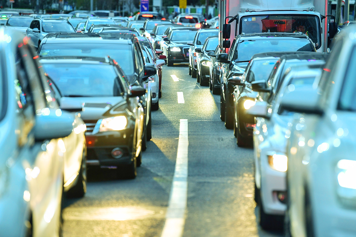 "经过刘文轩上前沟通后,两辆车汇入车流之中,银城中路恢复秩序.