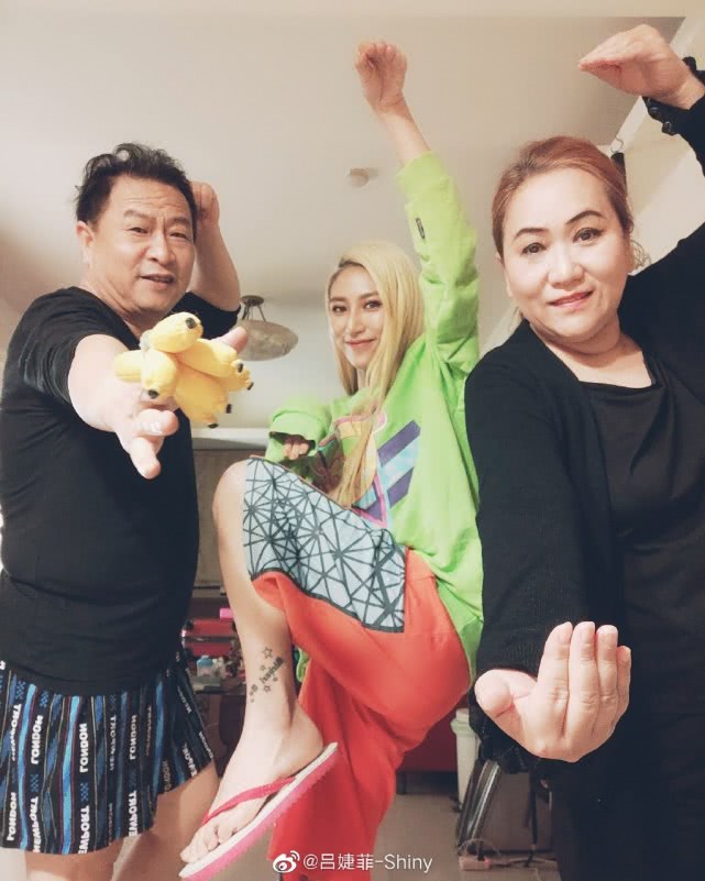 近日,吕婕菲在接受采访时,也表示自己早婚嫁给涂惠源,如今也已经十余