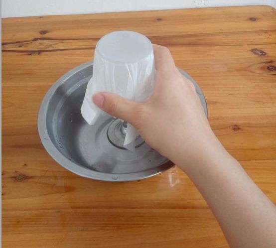 03将水倒入水杯中直至装满02材料准备:盆,水杯,水瓶,牙签,纸巾01向下