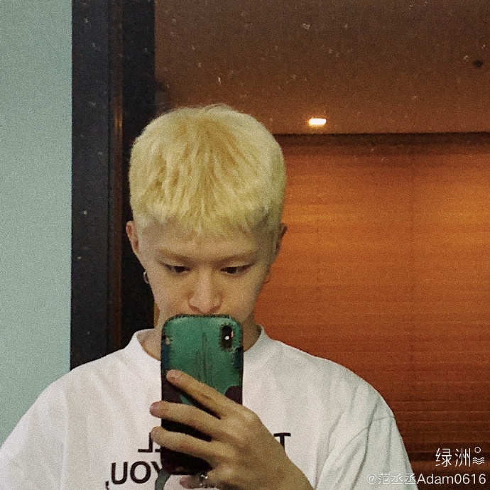 号外酷盖阿丹姆换新发色黄毛精神小伙上线发自拍